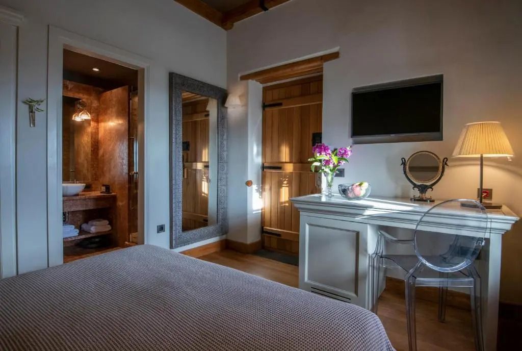 Elegantes Zimmer mit Spiegel, Schreibtisch und Flachbildfernseher