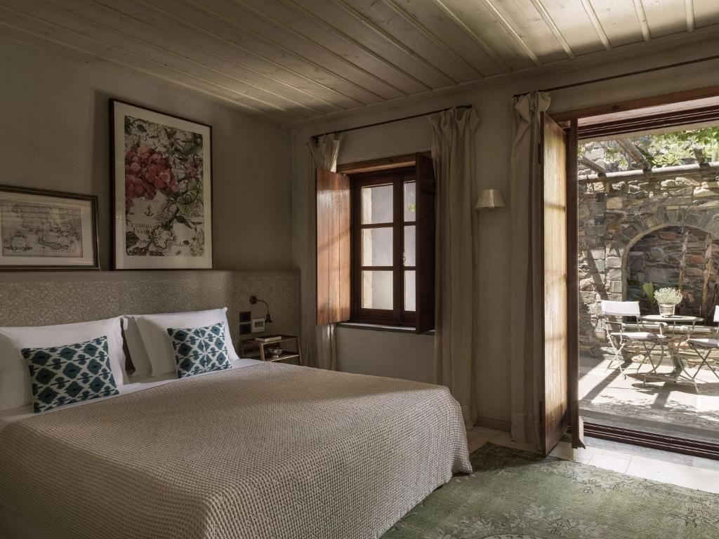 Gemütliches Schlafzimmer mit großen Fenstern und elegantem Dekor