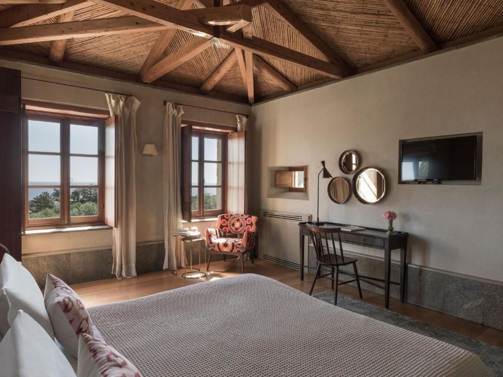 Elegantes Zimmer mit Holzdecke und Ausblick auf die Landschaft