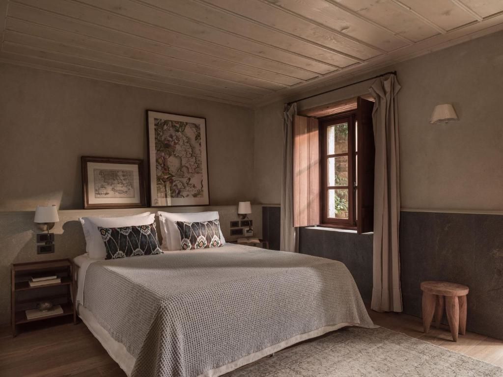 Geräumiges Master Residence Zimmer mit traditionellem Dekor und großem Bett