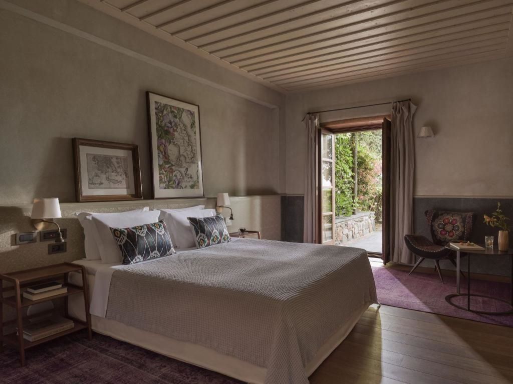 Elegantes Schlafzimmer mit Zugang zu einer begrünten Terrasse