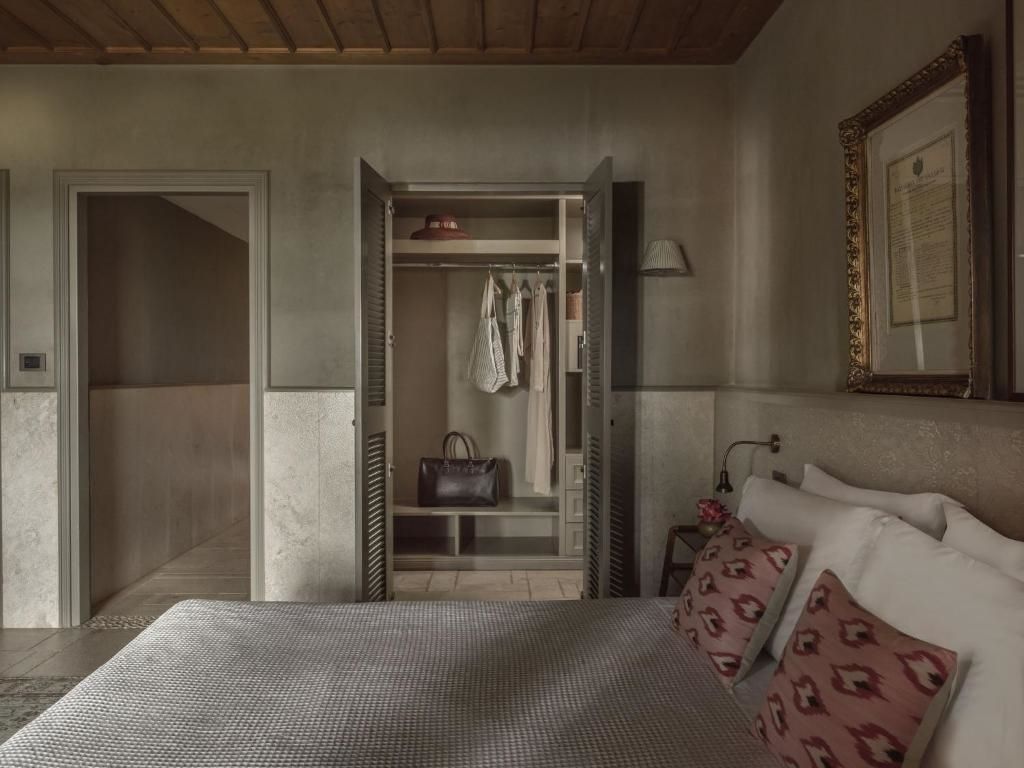 Offener Kleiderschrank in einem luxuriösen Schlafzimmer mit stilvollem Dekor