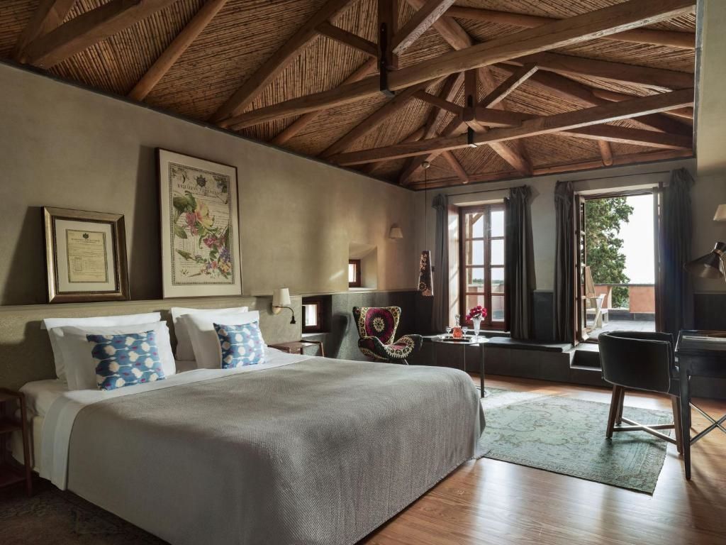 Geräumiges Schlafzimmer in Premium Residence des Kinsterna Hotel mit Holzbalken-Decke