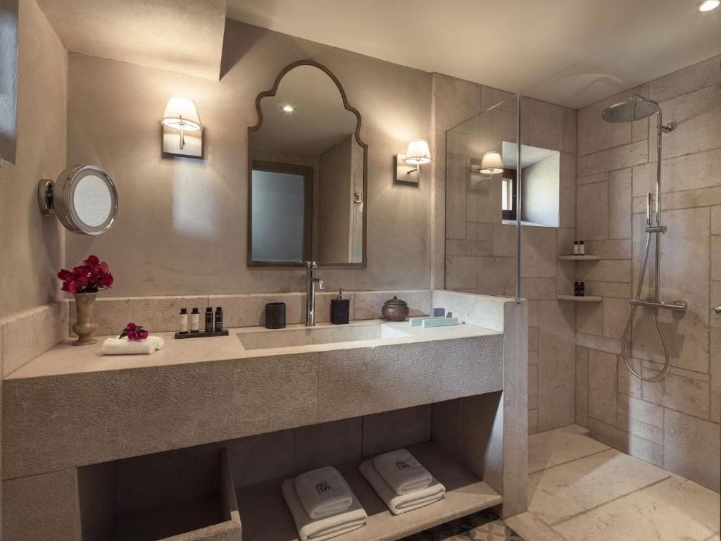 Luxuriöses Badezimmer in der Premium Residence mit großer Dusche und stilvollem Waschbecken