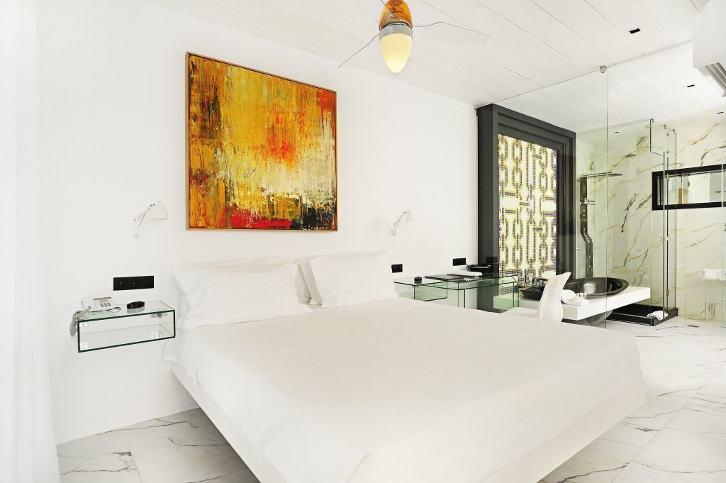 Luxuriöses Schlafzimmer mit modernem Kunstwerk und elegantem Interieur