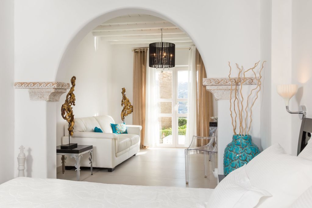 Einladender Wohnbereich mit eleganten Skulpturen und Aussicht