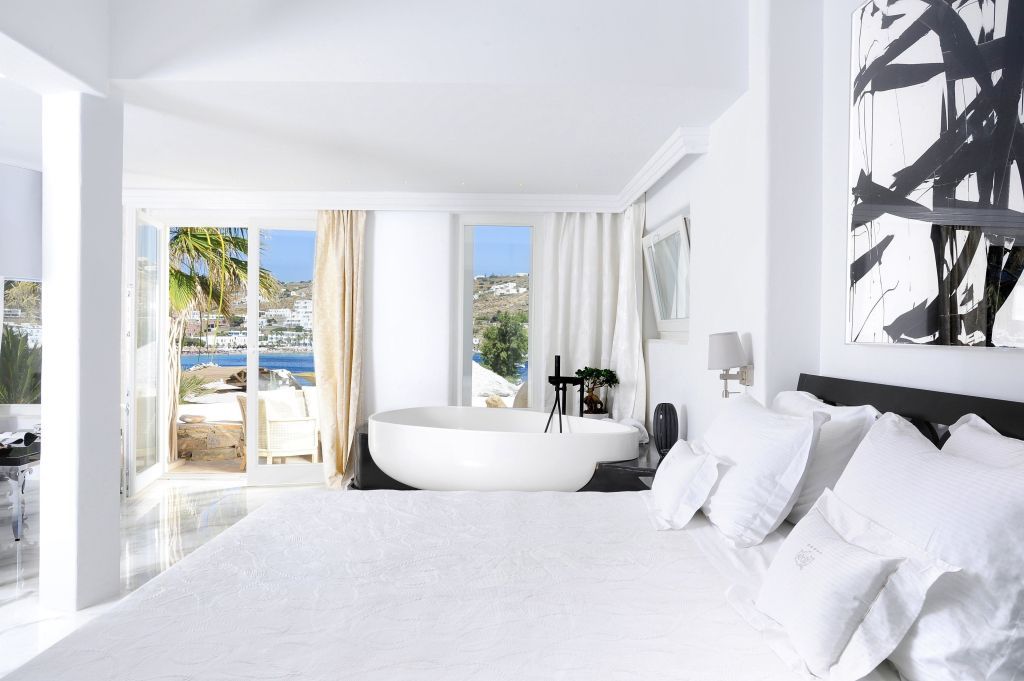 Geräumiges Zimmer mit freistehender Badewanne und Meerblick