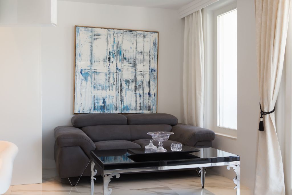 Moderner Wohnbereich mit stilvollem Kunstwerk und komfortablem Sofa