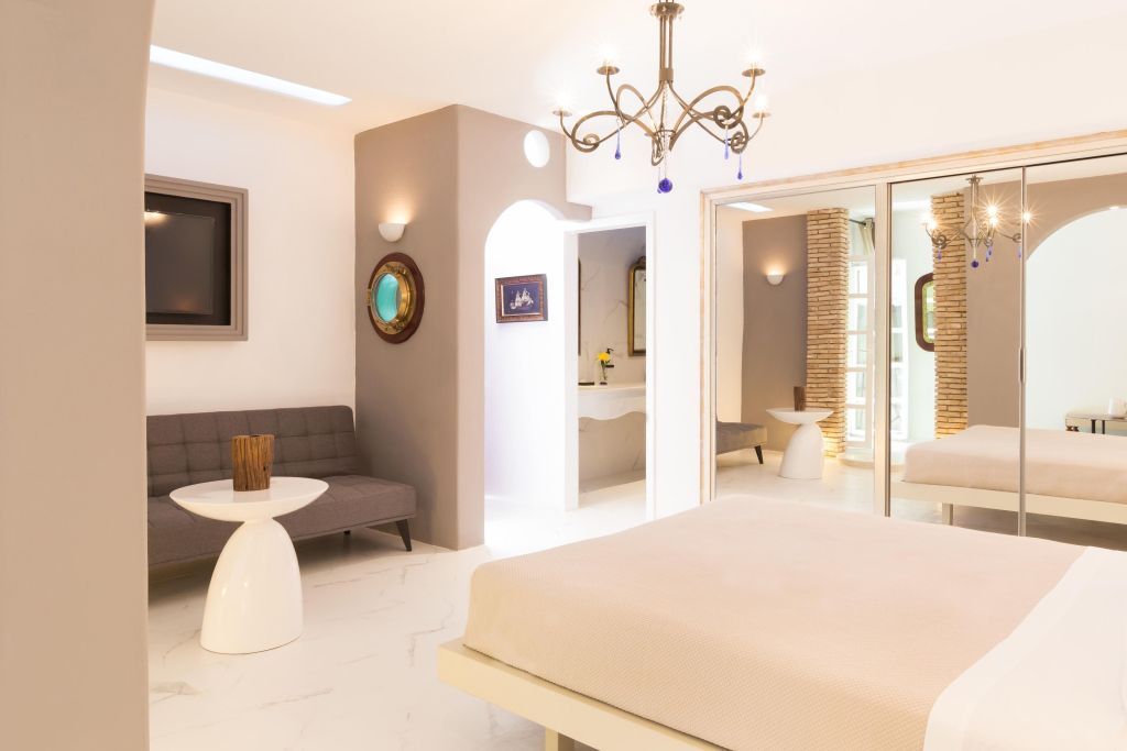 Moderner Innenraum der Suite mit Sofa und dekorativem Kronleuchter