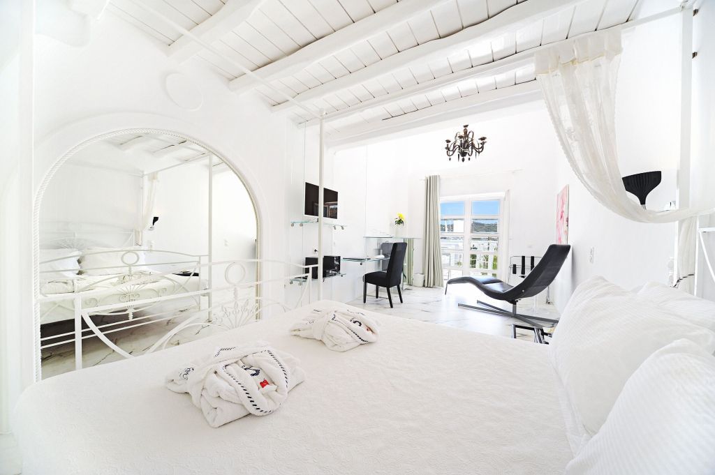 Geräumige, helle Suite mit eleganter Einrichtung und freiem Blick aufs Meer