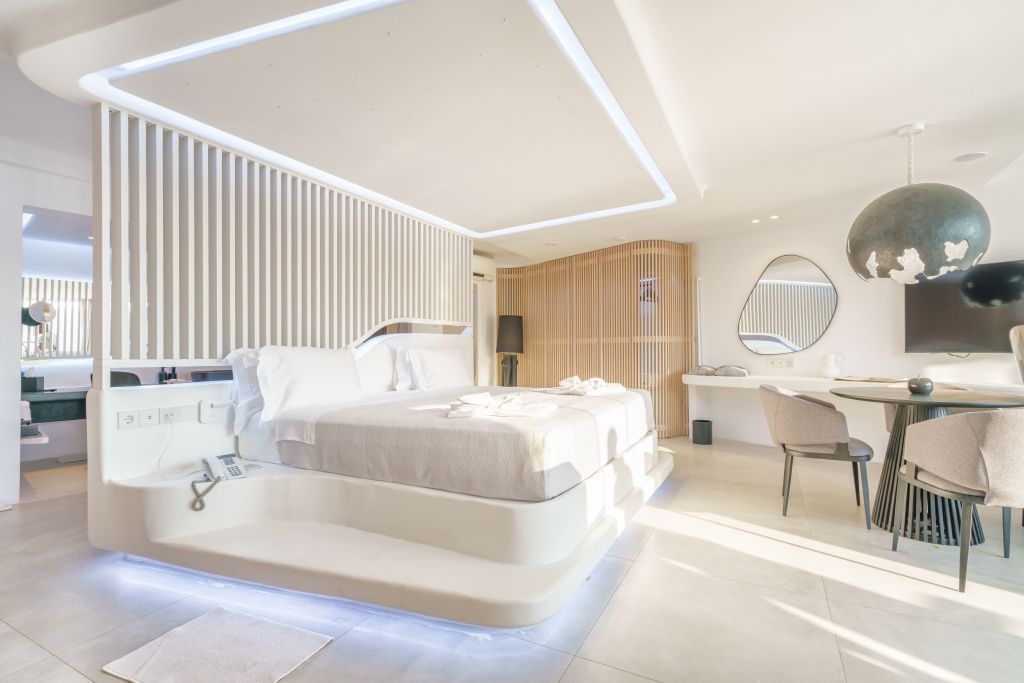Lichtdurchflutete Luxus-Suite mit modernem Doppelbett und stilvollen Akzenten.