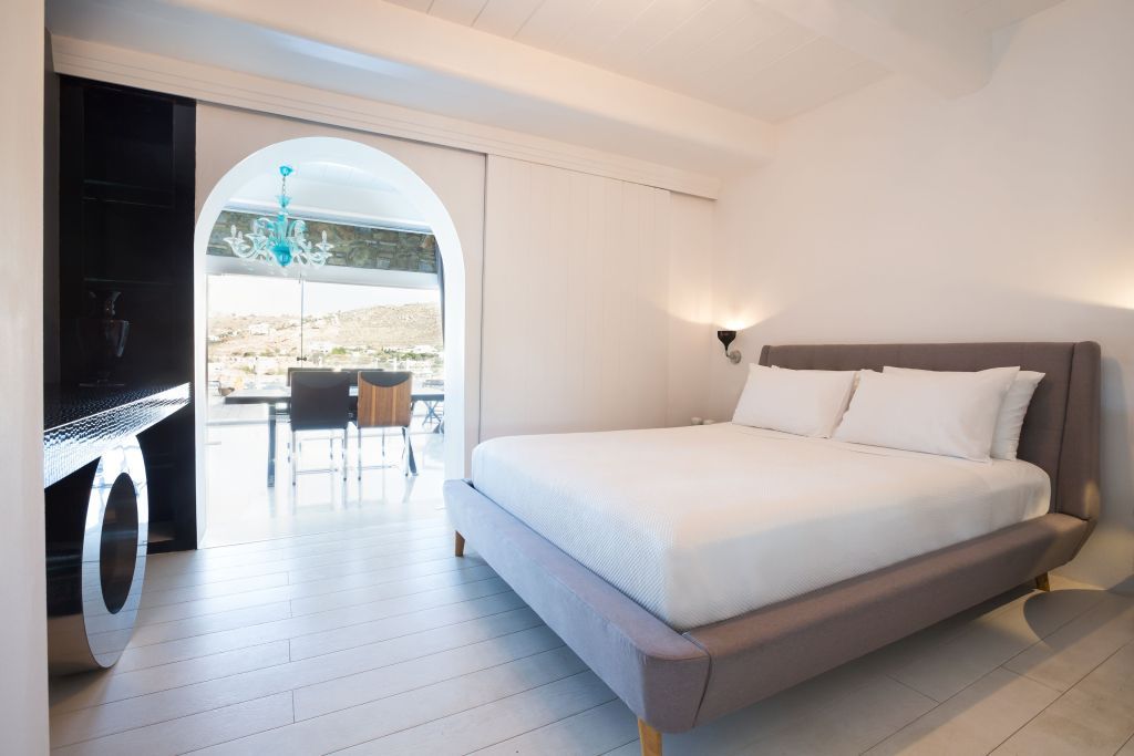 Geräumiges Schlafzimmer mit Doppelbett und Zugang zur Terrasse