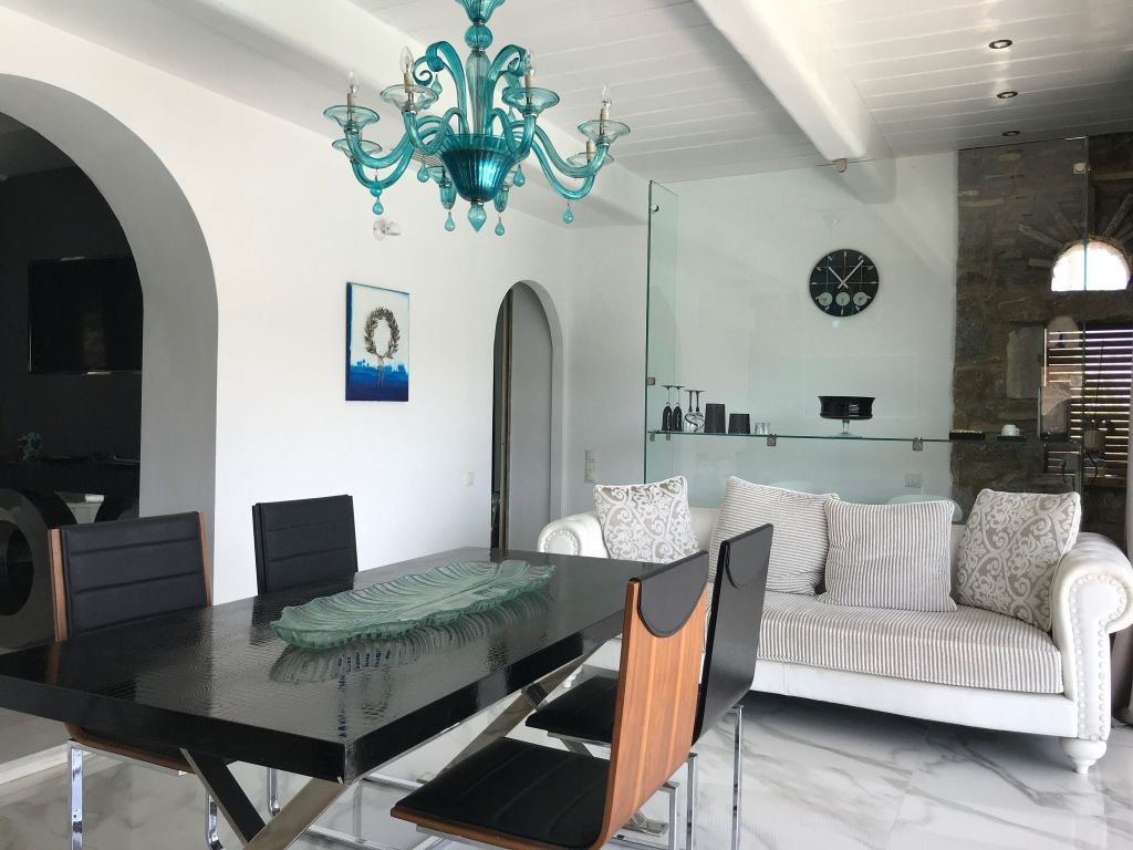 Esszimmer mit großem Tisch und auffälligem Kronleuchter