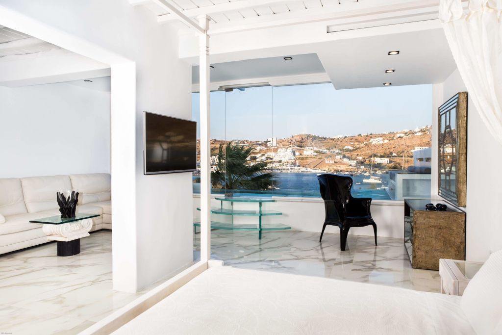 Helles Wohnzimmer mit Blick auf das Meer und modernen Möbeln