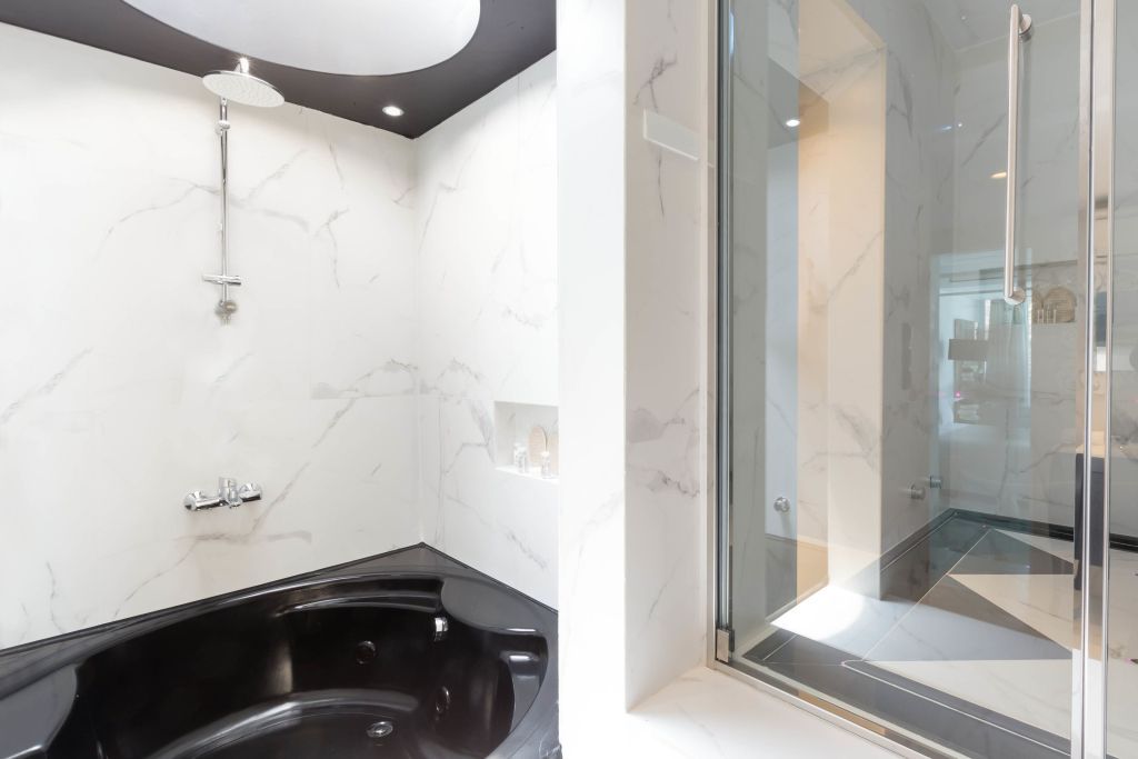 Modernes Badezimmer mit schwarzem Whirlpool