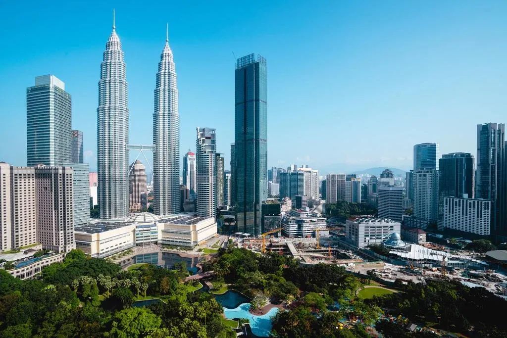 Skyline von Kuala Lumpur mit Petronas Twin Towers und modernen Hochhäusern bei Tag.