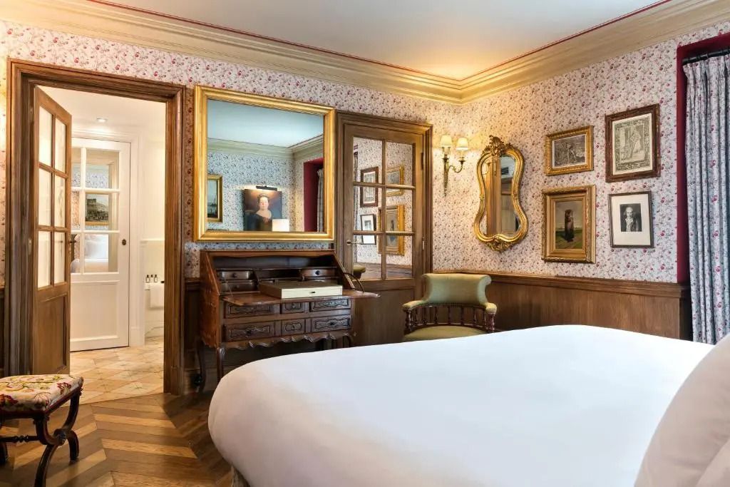 Elegantes Hotelzimmer mit vintage Möbeln und luxuriösen Akzenten.
