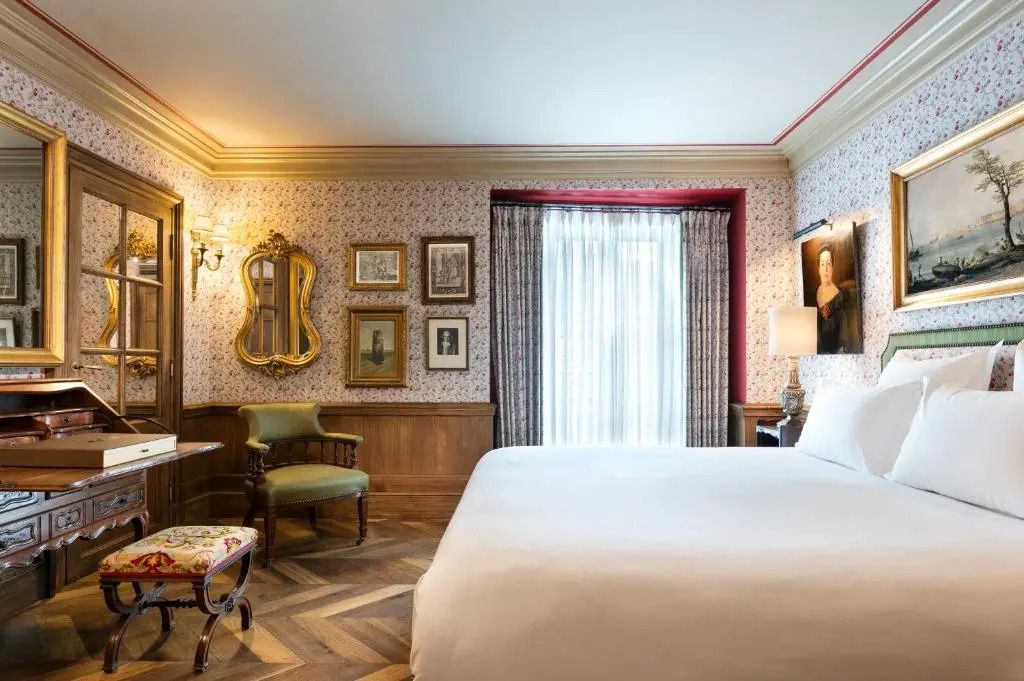 Luxuriöses Hotelzimmer mit großem Fenster und edler Dekoration.
