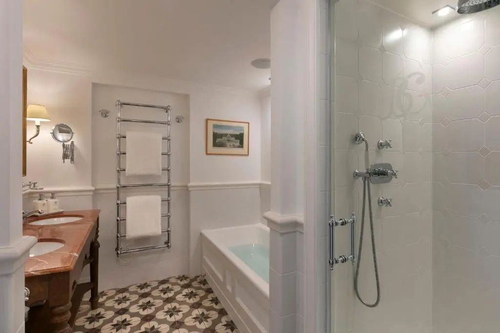 Helles Badezimmer mit Badewanne, Handtuchhalter und minimalistischer Einrichtung.