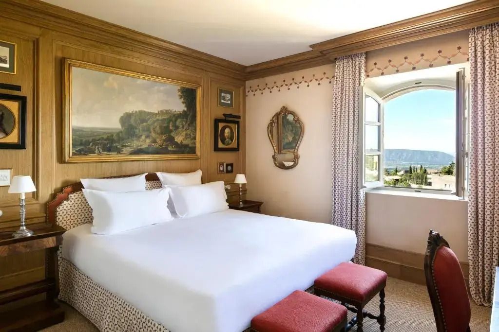 Elegantes Doppelzimmer mit antiker Einrichtung und Panoramablick aus dem Fenster