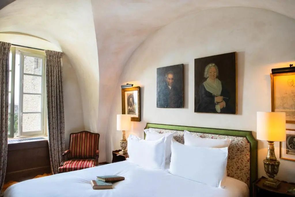 Charmantes Doppelzimmer mit Kunstwerken und gemütlicher Leseecke
