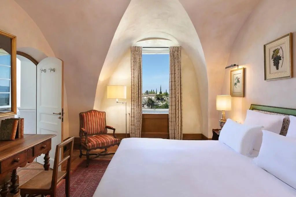 Helles Zimmer mit hohem Bogenfenster und schöner Aussicht