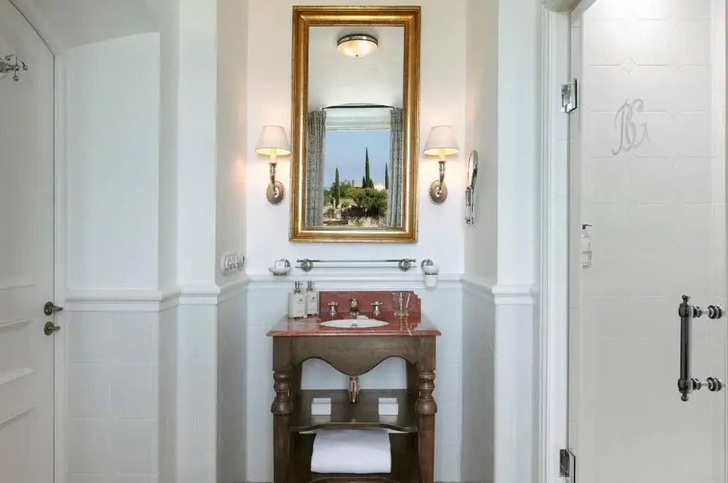 Klassisches Badezimmer mit stilvollem Waschtisch und Blick aus dem Fenster