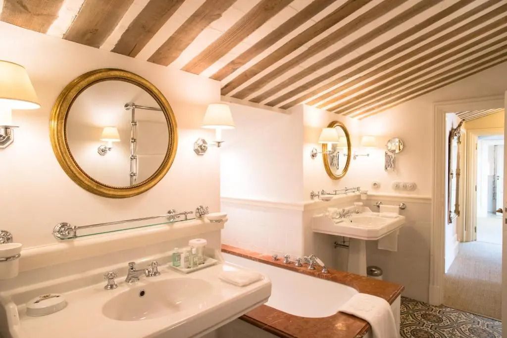 Luxuriöses Badezimmer mit Doppelwaschbecken. Stilvolle Decke mit Holzdetails