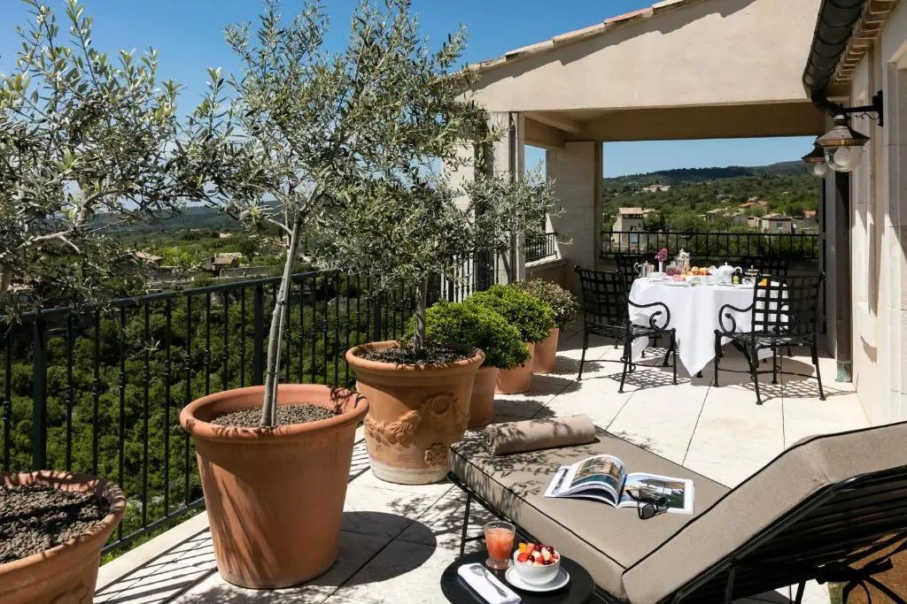 Private Terrasse mit Blick auf die Landschaft und einem gedeckten Tisch
