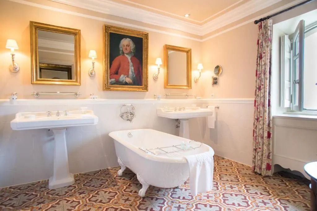 Luxuriöses Badezimmer mit freistehender Wanne und kunstvollen Details