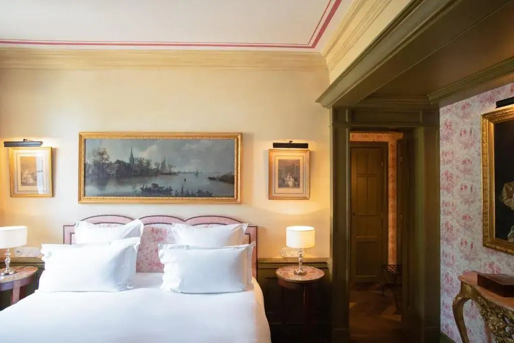Elegantes Einzelzimmer mit stilvollem Dekor und klassischem Kunstwerk an der Wand