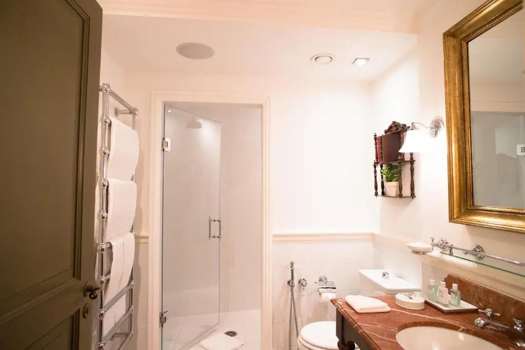 Helles Badezimmer mit moderner Dusche und eleganter Ausstattung