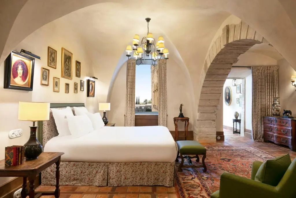 Großes Schlafzimmer mit Gewölbedecke und Aussicht auf die Landschaft