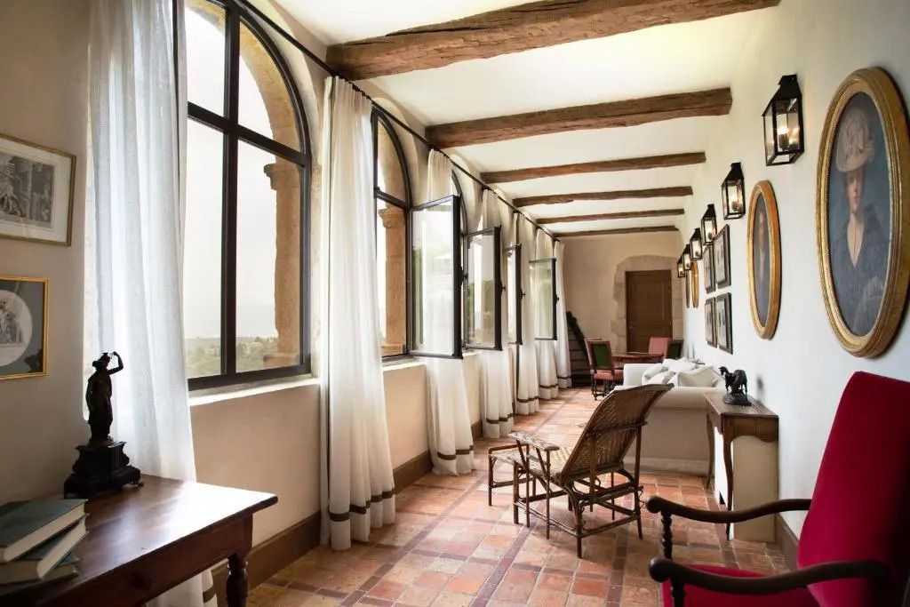 Heller Korridor mit Fensterbögen und Aussicht
