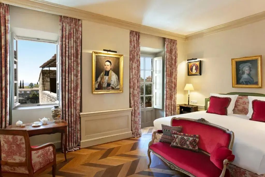 Schlafzimmer mit klassischer Kunst und Ausblick