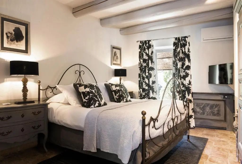 Gemütliche Suite mit dekorativem Doppelbett und stilvollen Vorhängen