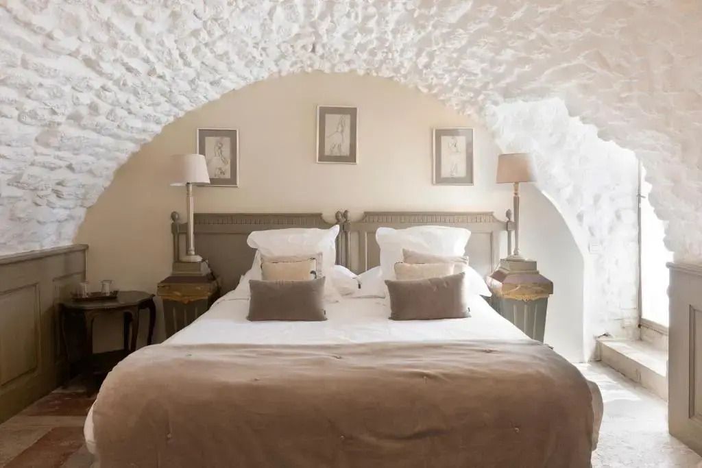 Gemütliches Schlafzimmer mit gewölbter Decke und sanfter Beleuchtung