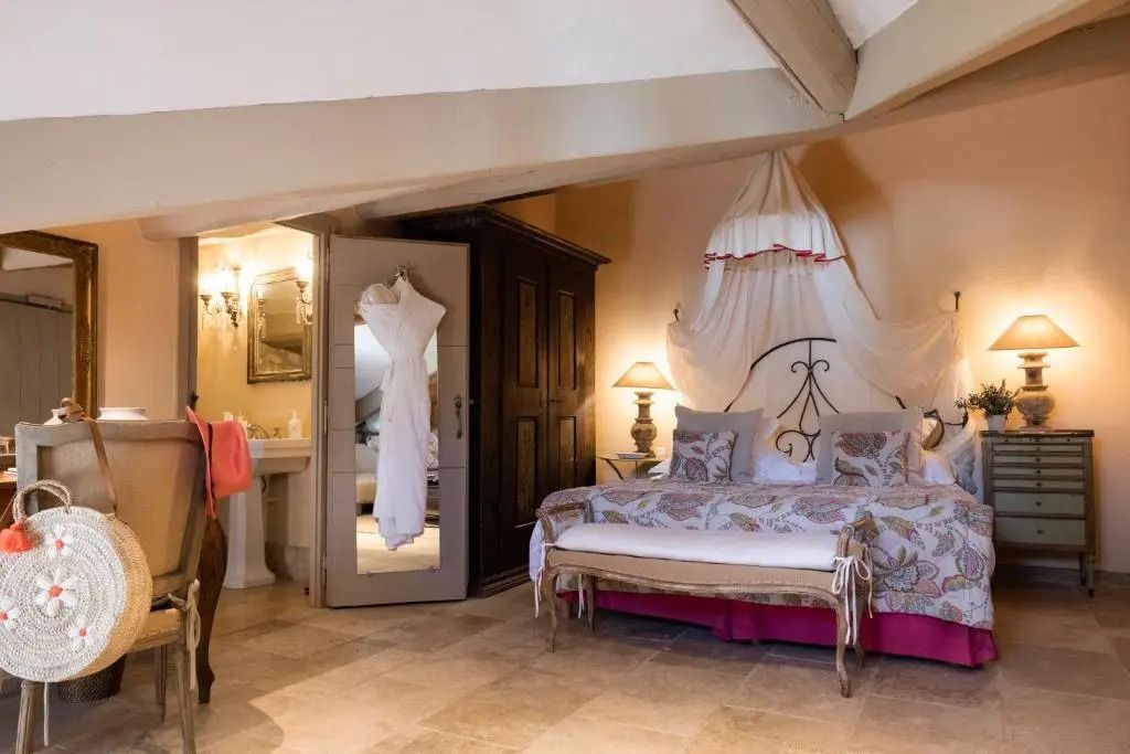 Luxuriöses Schlafzimmer mit Baldachinbett und antiken Möbeln.