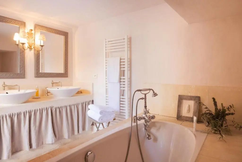 Luxuriöses Badezimmer mit stilvoller Dekoration und freistehender Wanne