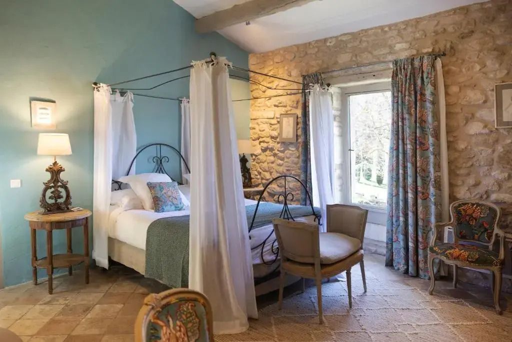 Standard Doppelzimmer mit Himmelbett und Steinwanddekoration