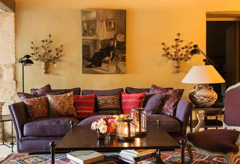 Elegantes Wohnzimmer mit kunstvoller Dekoration und bequemer Couch