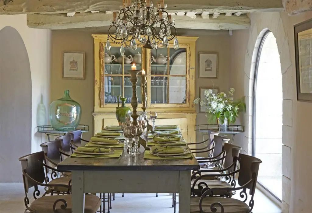 Elegantes Esszimmer mit Kronleuchter und stilvollen Stühlen