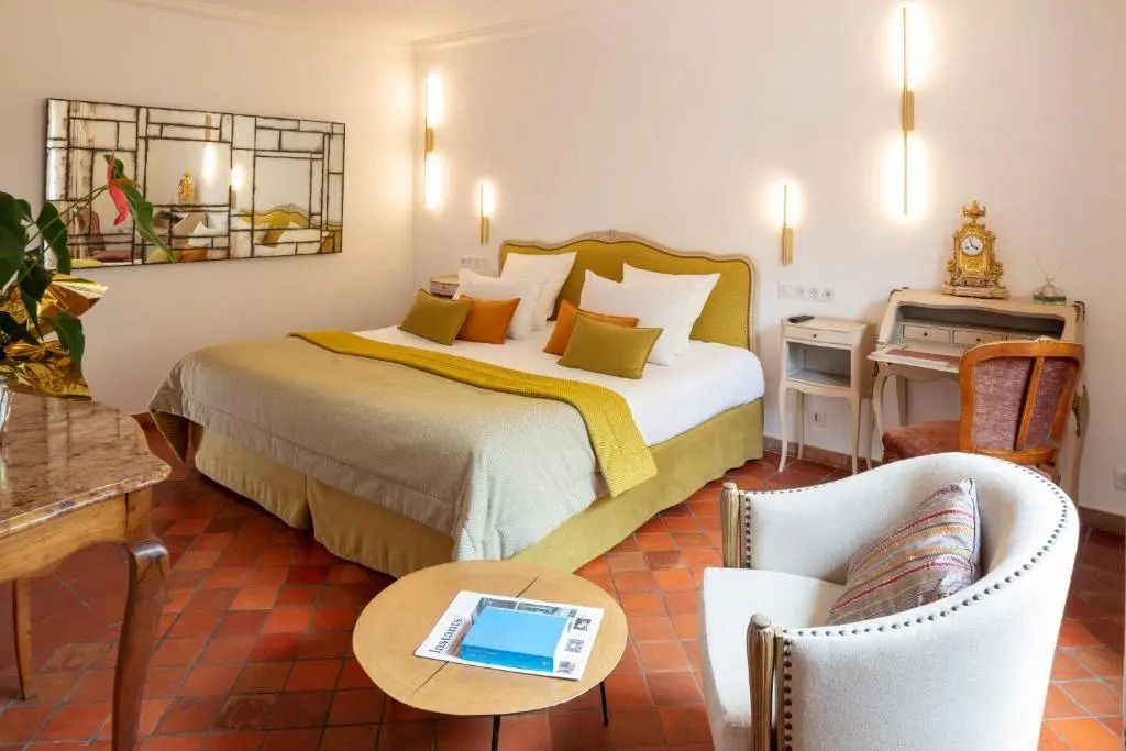 Elegantes Zimmer mit Kingsize-Bett und stilvoller Beleuchtung in der Deluxe Junior-Suite.