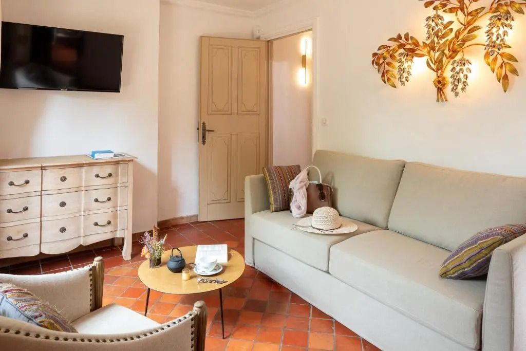 Wohnbereich der Deluxe Junior-Suite mit bequemer Couch und modernen Details.