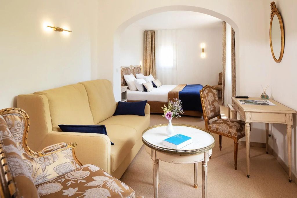 Elegante Junior-Suite mit Sofa. Doppelbett und stilvolle Einrichtung