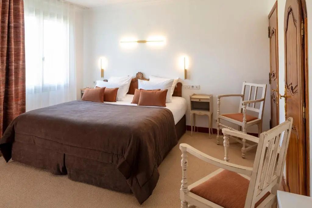 Klassisch eingerichtetes Schlafzimmer mit Doppelbett in Braun