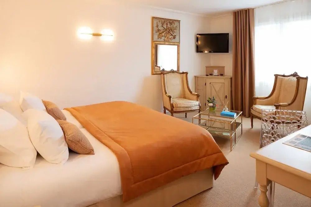 Elegantes Einzelzimmer im Hotel mit stilvoller Einrichtung und gemütlichem Ambiente