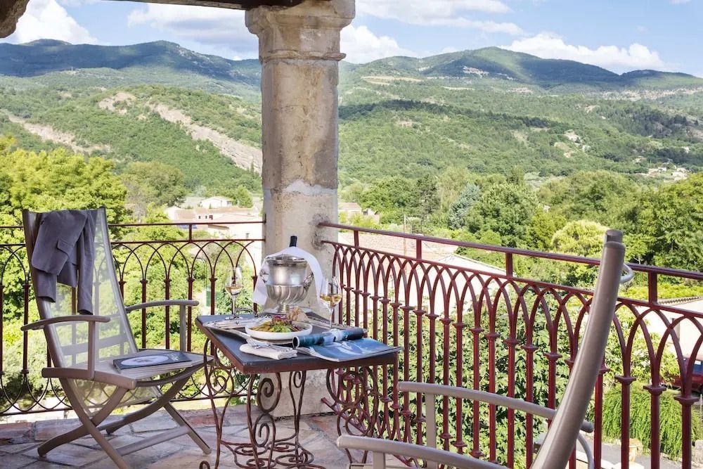 Private Terrasse mit malerischer Aussicht auf die umliegende Hügellandschaft