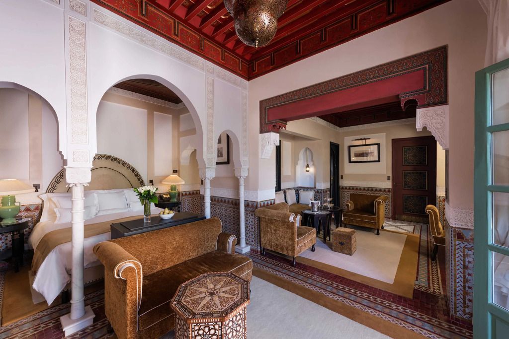 Luxuriöses Wohnzimmer der Agdal Suite mit eleganter Einrichtung und orientalischem Design
