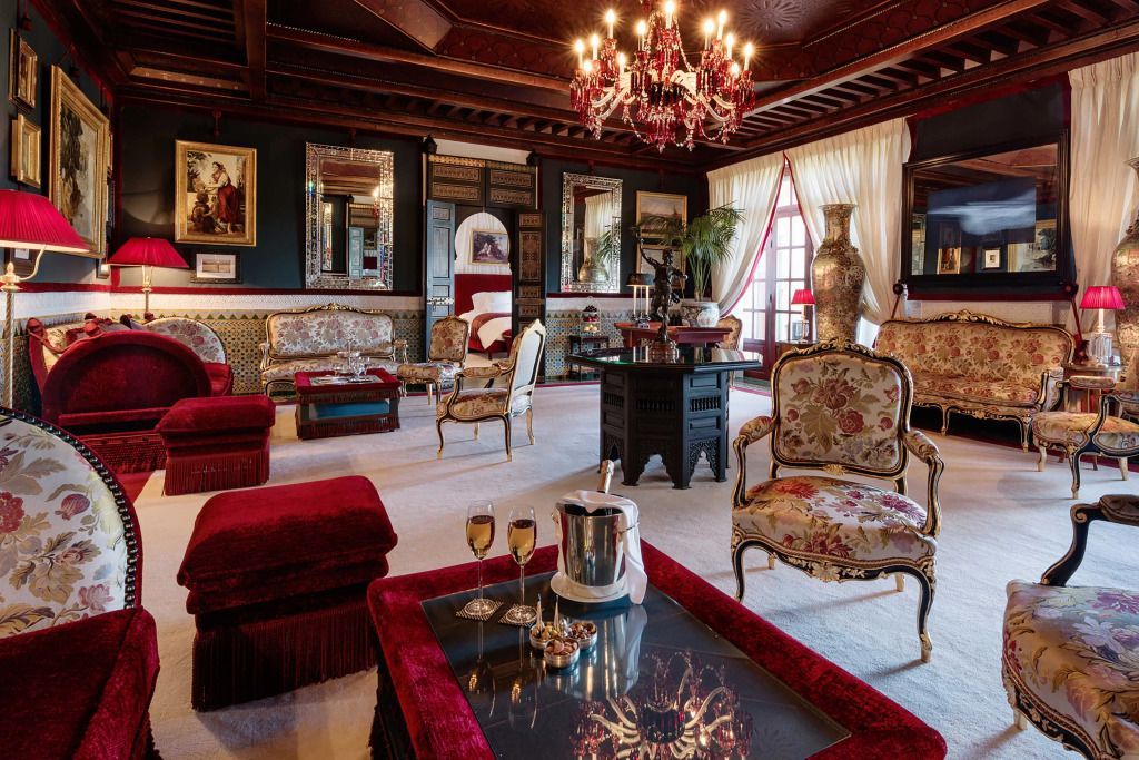 Opulentes Wohnzimmer der Al Mamoun Suite mit prächtigem Kronleuchter und eleganter Einrichtung.